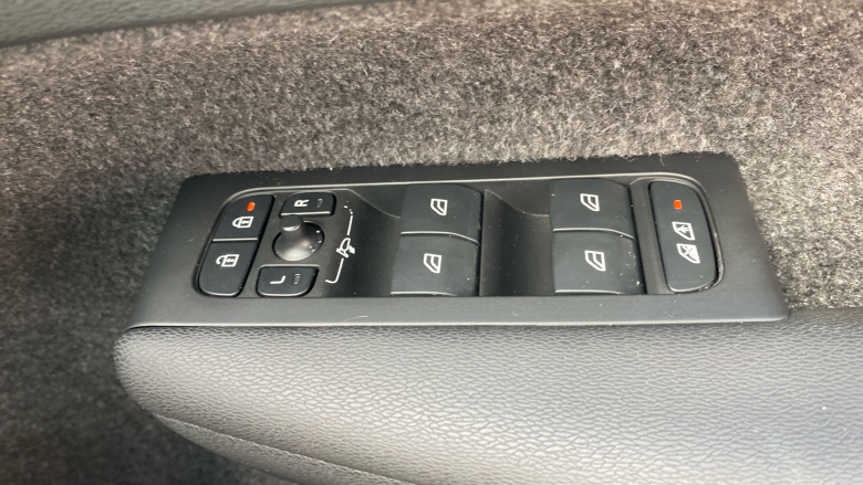 Volvo Xc40 2.0 B4P Plus Dark 5dr AWD Auto Petrol Estate